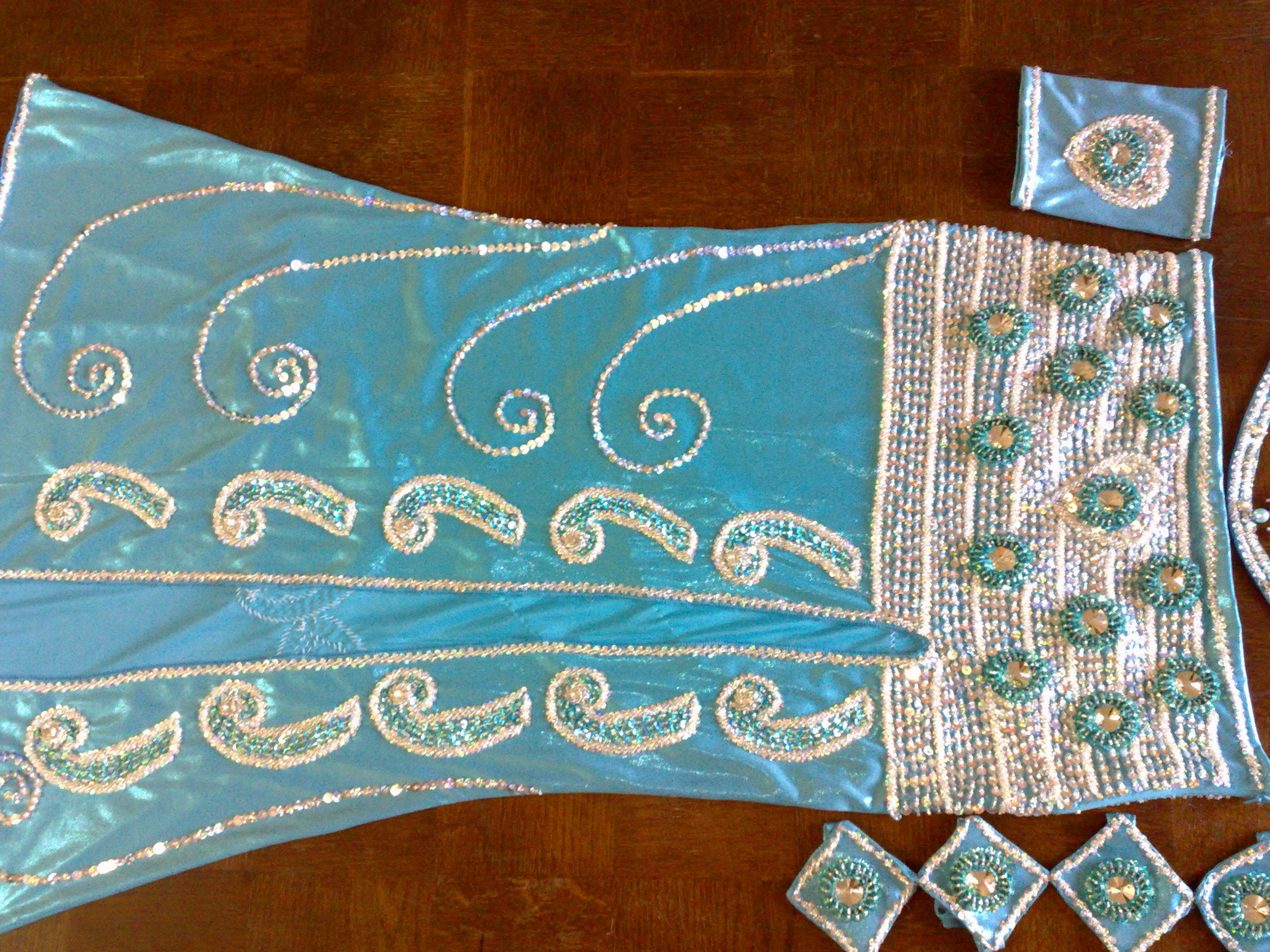 Professionelles Bauchtanzkostüm aus Ägypten BAUCHTANZ Maßanfertigung in jeder Farbe, neues Gypsy-Tanz-Outfit, handgemachtes besticktes Kostüm