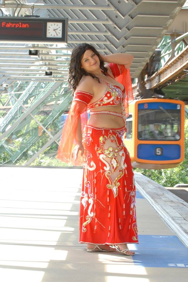 Neues ägyptisches Bauchtanzkostüm, maßgeschneidertes Bauchtanzkleid, handgemachtes orientalisches Stickerei-Outfit, Tribal-Tanzrock und BH, Gypsy-Tanz