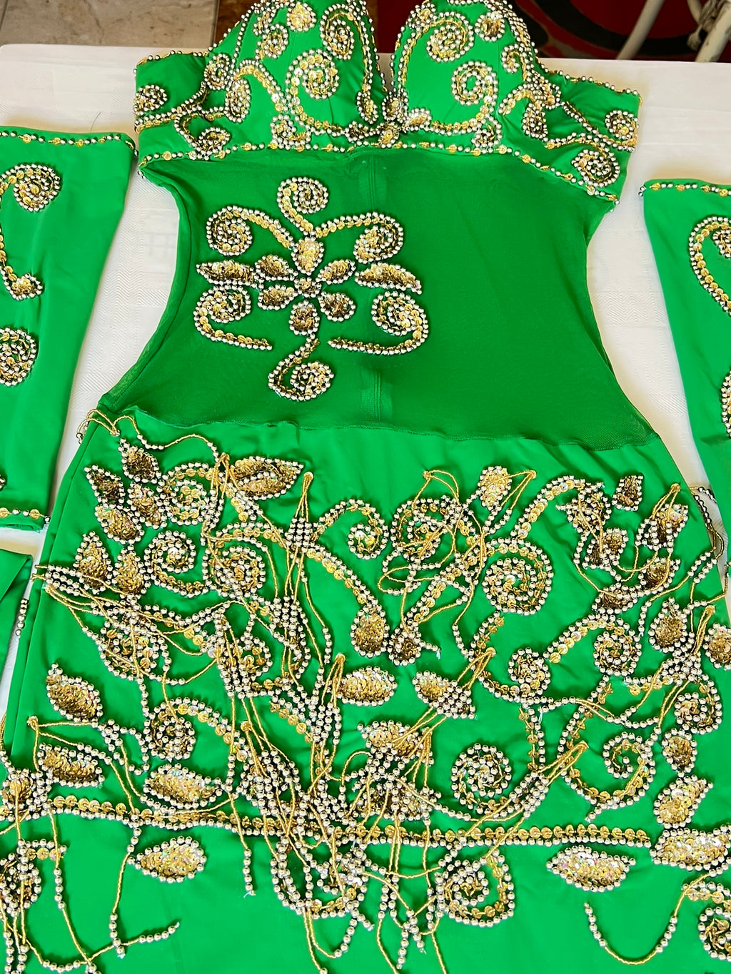 Ägyptisches professionelles Bauchtanzkleid, orientalisches Tanzoutfit mit Arm- und Kopfteilen, handgenäht, auf Bestellung für jede Größe gefertigt.