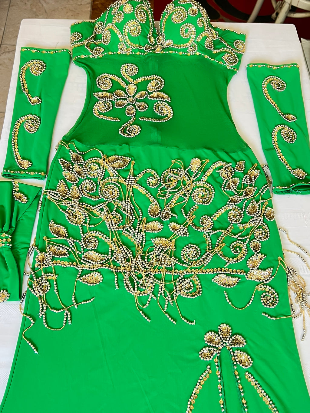 Ägyptisches professionelles Bauchtanzkleid, orientalisches Tanzoutfit mit Arm- und Kopfteilen, handgenäht, auf Bestellung für jede Größe gefertigt.
