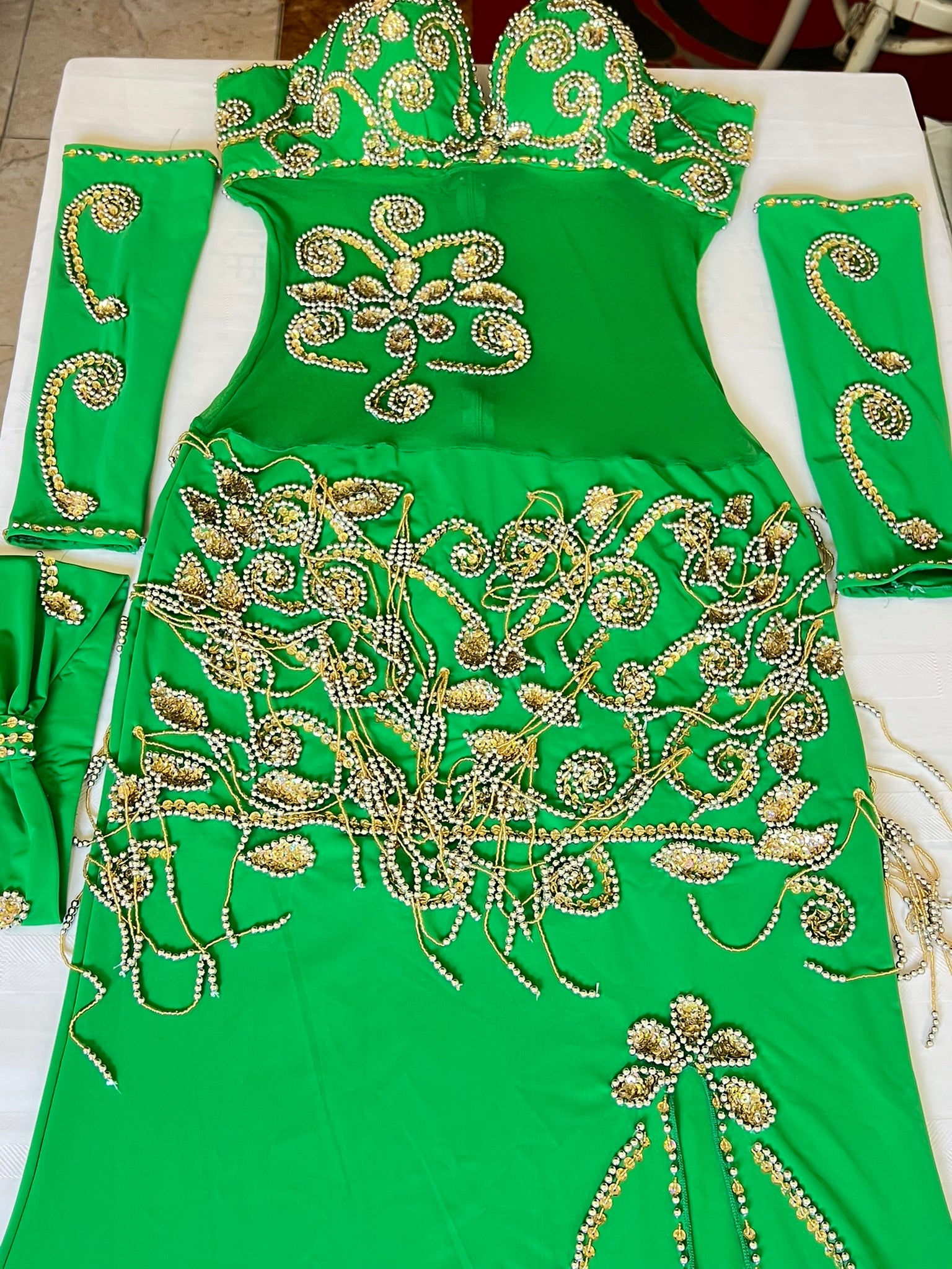 Ägyptisches professionelles Bauchtanzkleid, orientalisches Tanzoutfit mit Arm- und Kopfteilen, handgenäht, auf Bestellung für jede Größe gefertigt.