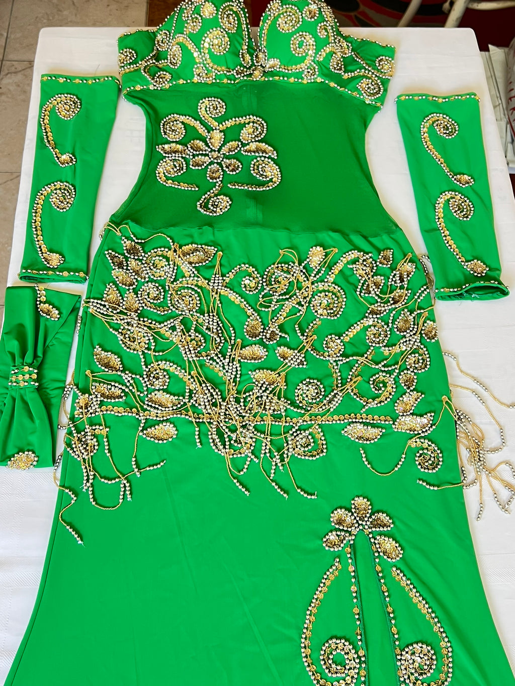 Ägyptisches professionelles Bauchtanzkleid, orientalisches Tanzoutfit mit Arm- und Kopfteilen, handgenäht, auf Bestellung für jede Größe gefertigt.