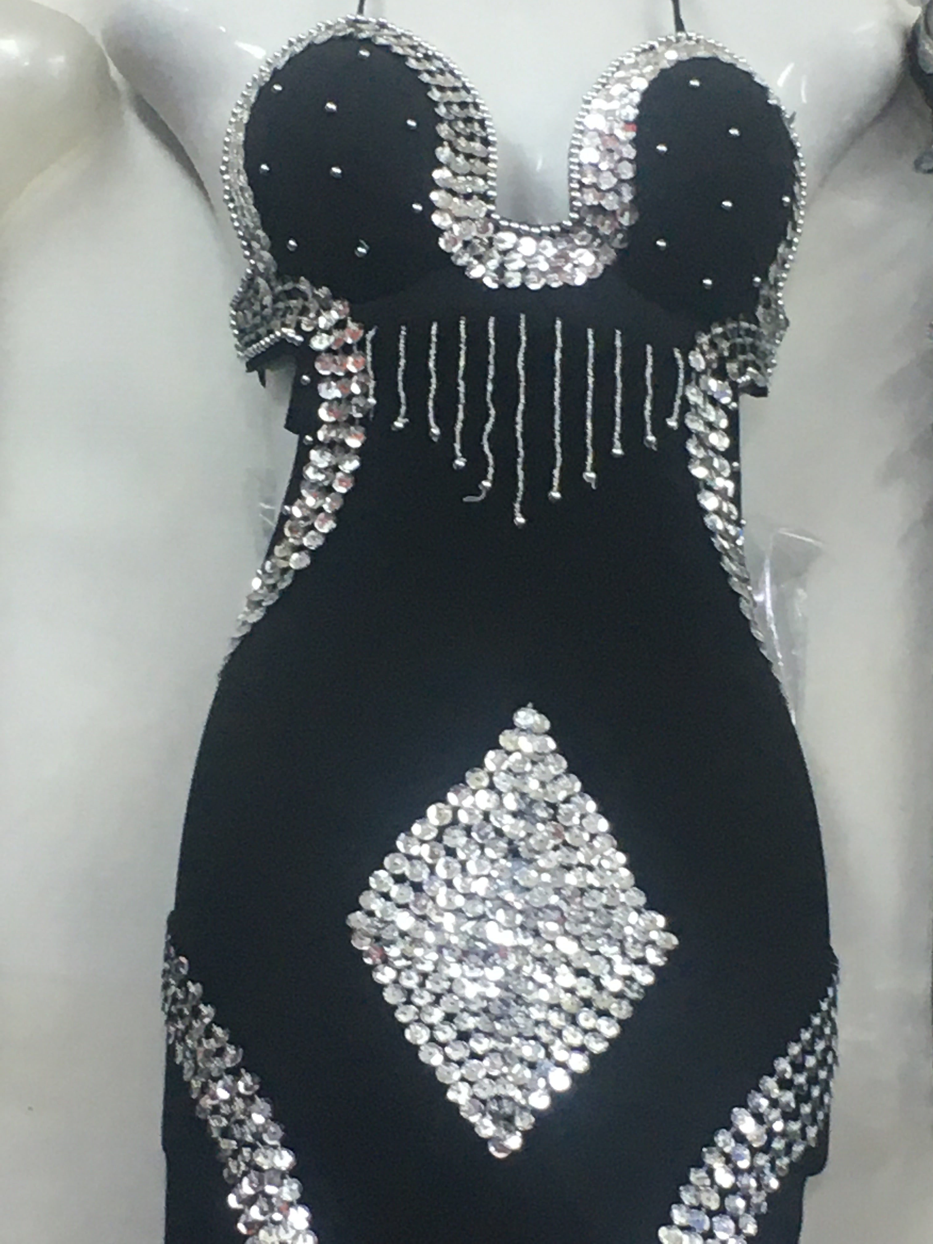 Sexy Bauchtanzkleid mit angenähtem BH, neues handgefertigtes Tanzkostüm mit Perlen 
