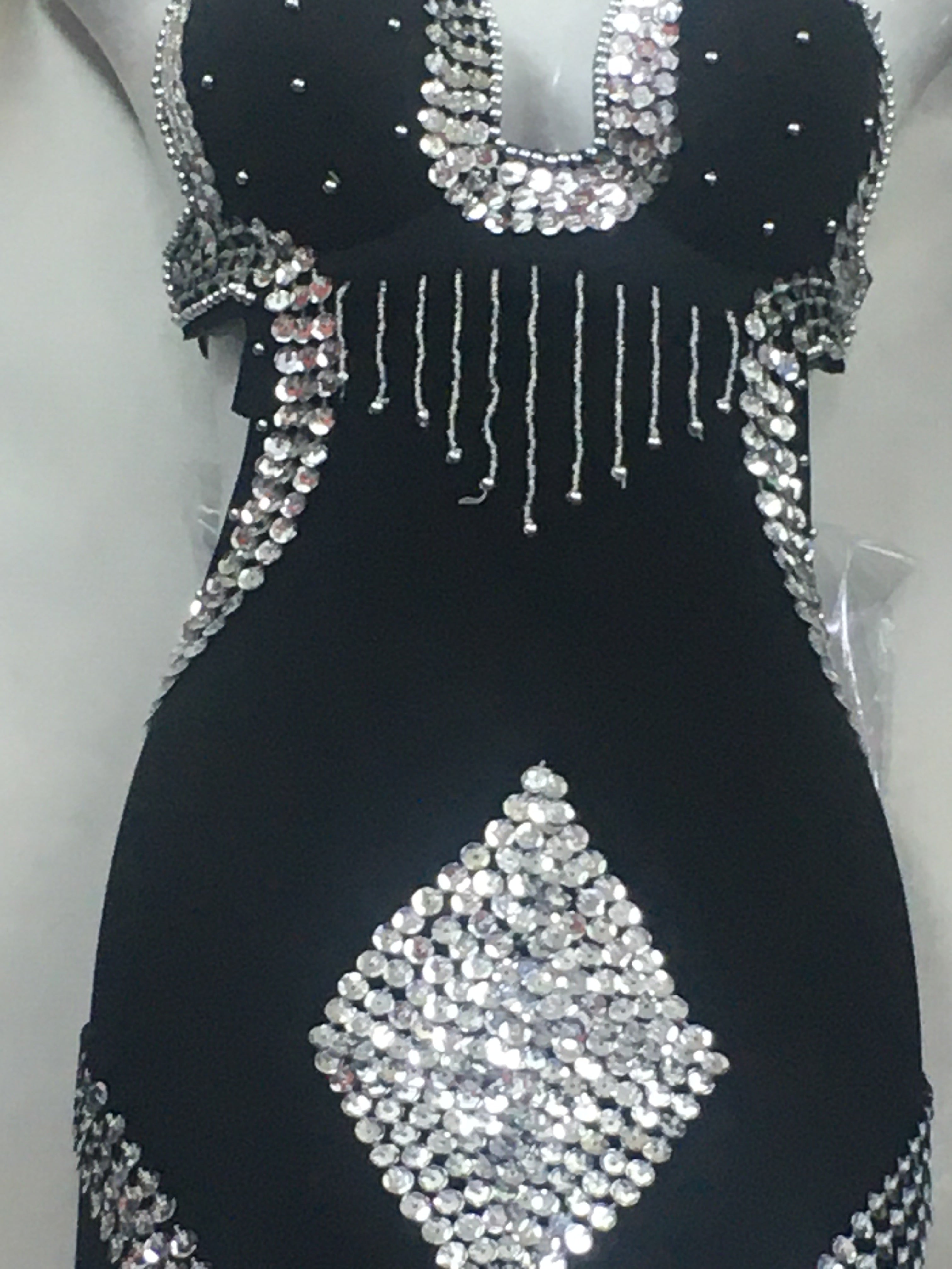 Sexy Bauchtanzkleid mit angenähtem BH, neues handgefertigtes Tanzkostüm mit Perlen 