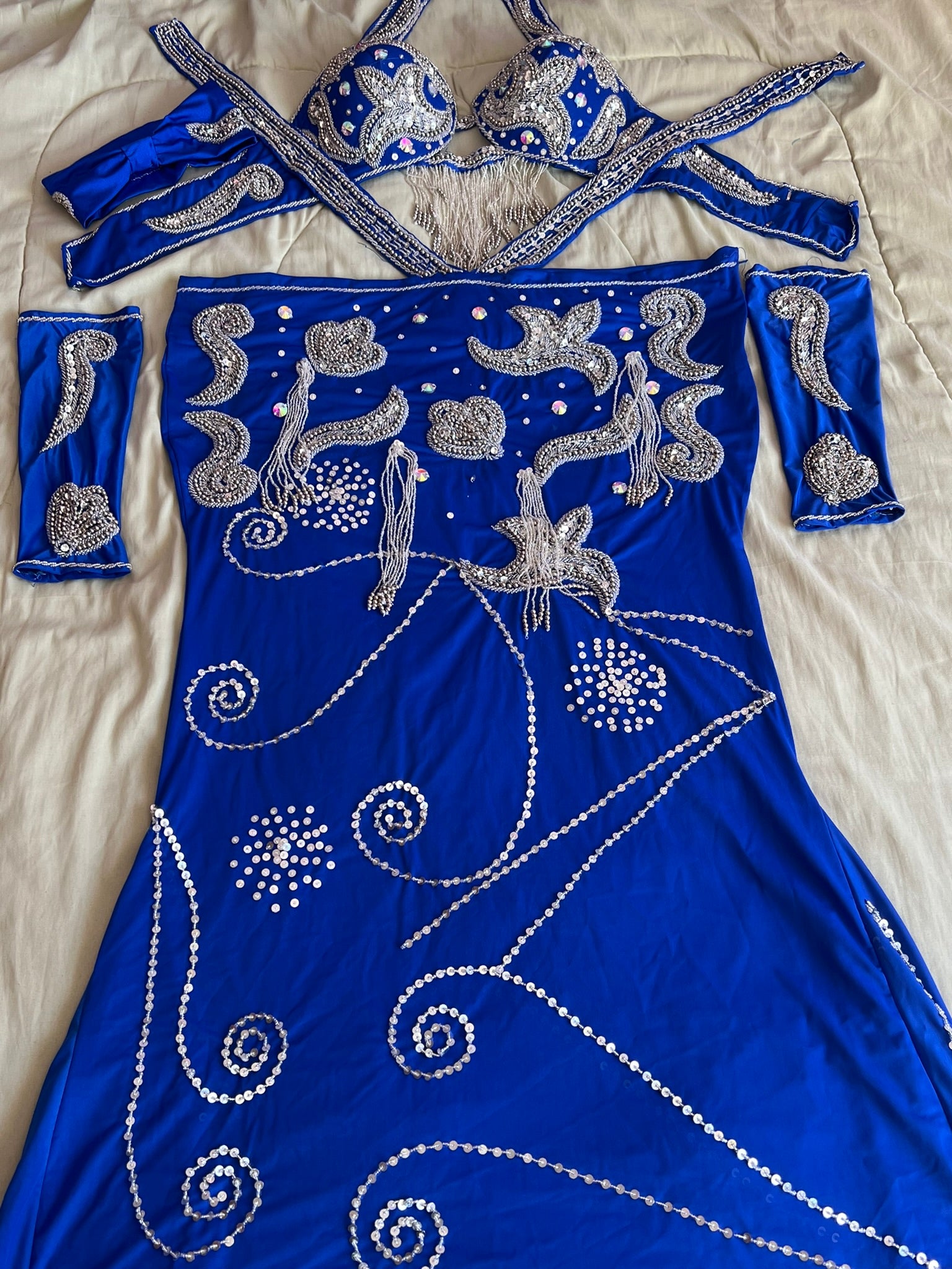 Neues ägyptisches Bauchtanzkostüm, maßgeschneidertes Bauchtanzkleid, orientalisches Outfit mit handgemachter Stickerei, Tribal-Tanzrock und BH, Zigeunertanz