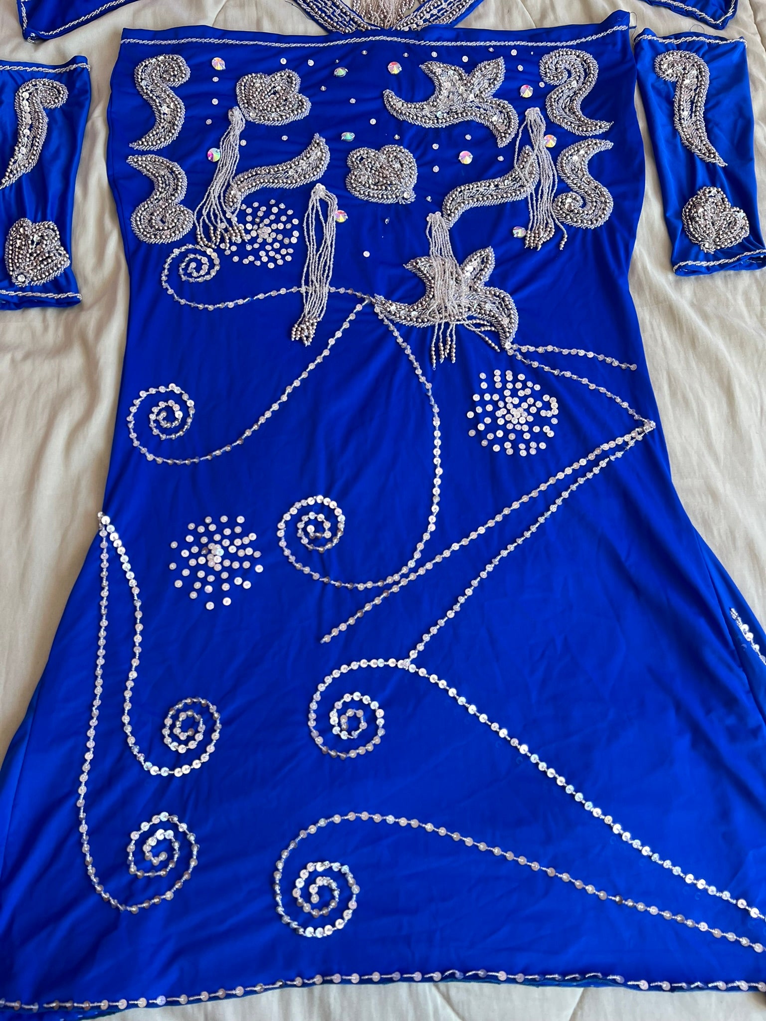 Neues ägyptisches Bauchtanzkostüm, maßgeschneidertes Bauchtanzkleid, orientalisches Outfit mit handgemachter Stickerei, Tribal-Tanzrock und BH, Zigeunertanz
