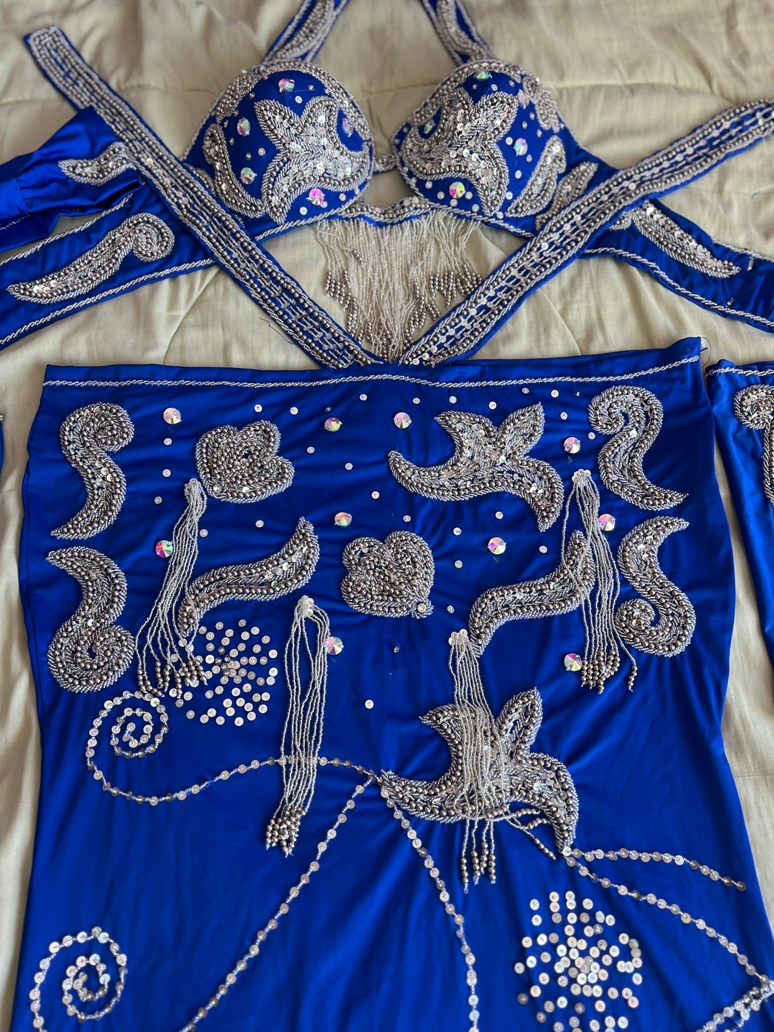 Neues ägyptisches Bauchtanzkostüm, maßgeschneidertes Bauchtanzkleid, orientalisches Outfit mit handgemachter Stickerei, Tribal-Tanzrock und BH, Zigeunertanz