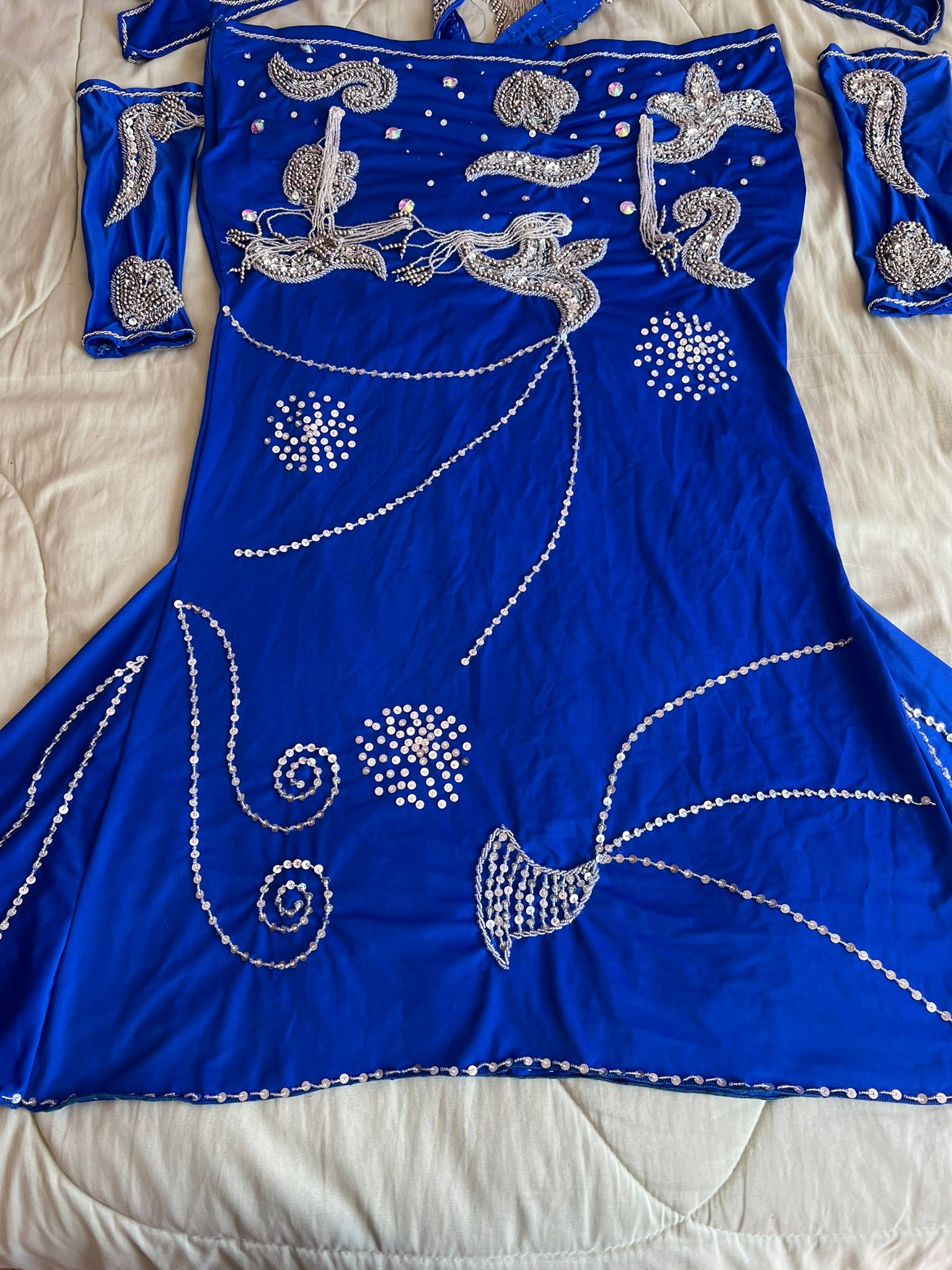 Neues ägyptisches Bauchtanzkostüm, maßgeschneidertes Bauchtanzkleid, orientalisches Outfit mit handgemachter Stickerei, Tribal-Tanzrock und BH, Zigeunertanz