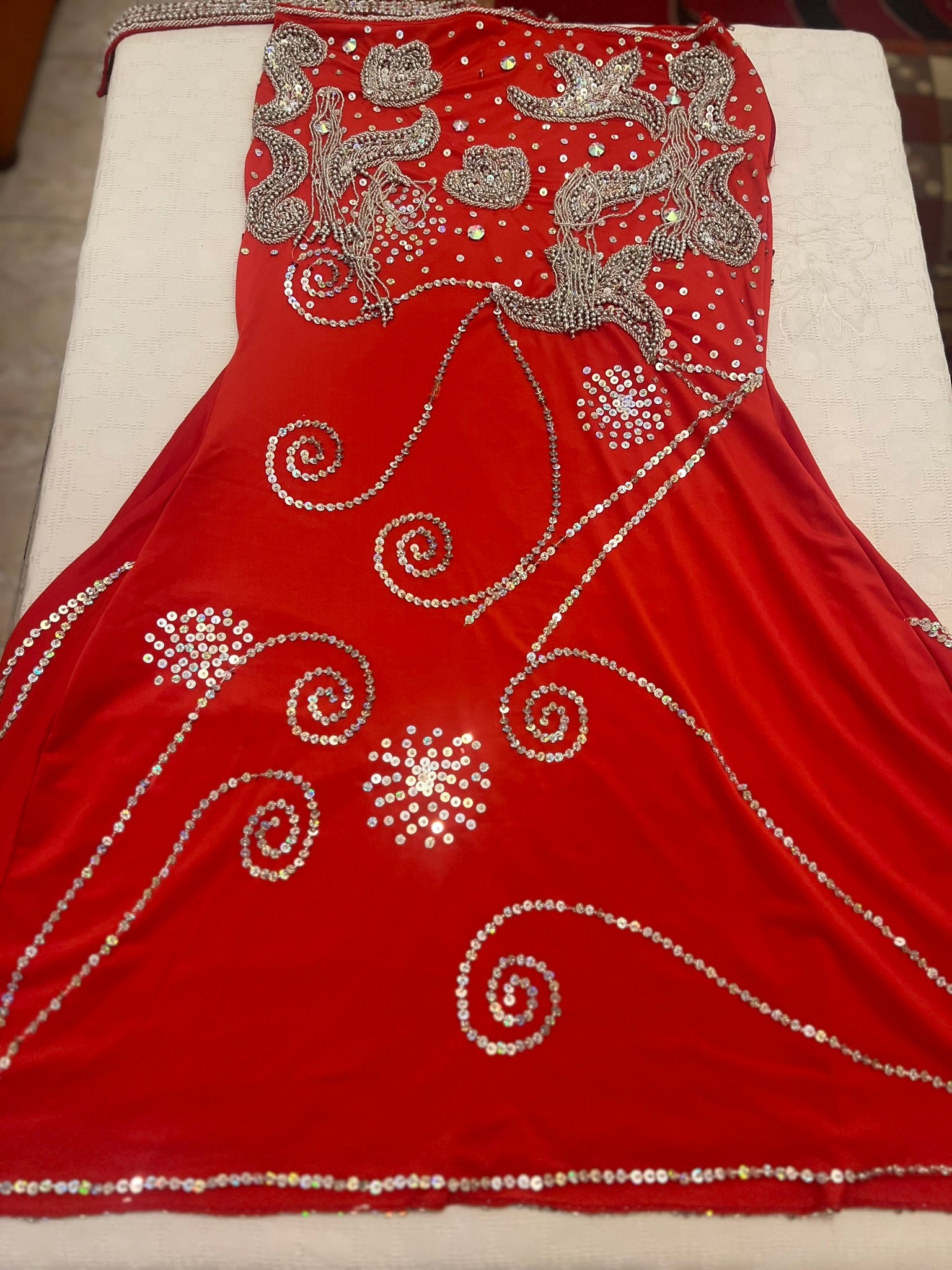 Neues ägyptisches Bauchtanzkostüm, maßgeschneidertes Bauchtanzkleid, orientalisches Outfit mit handgemachter Stickerei, Tribal-Tanzrock und BH, Zigeunertanz