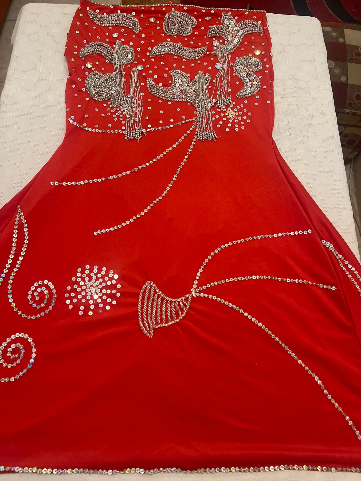 Neues ägyptisches Bauchtanzkostüm, maßgeschneidertes Bauchtanzkleid, orientalisches Outfit mit handgemachter Stickerei, Tribal-Tanzrock und BH, Zigeunertanz