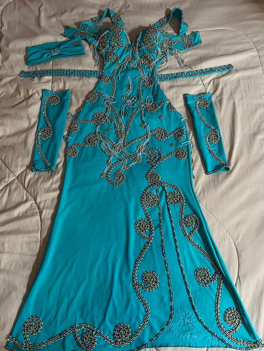 Professionelles maßgeschneidertes Bauchtanzkostüm BAUCHTANZkleid + 2 Ärmel, handgefertigtes besticktes orientalisches Outfit maßgeschneidert für jede Größe