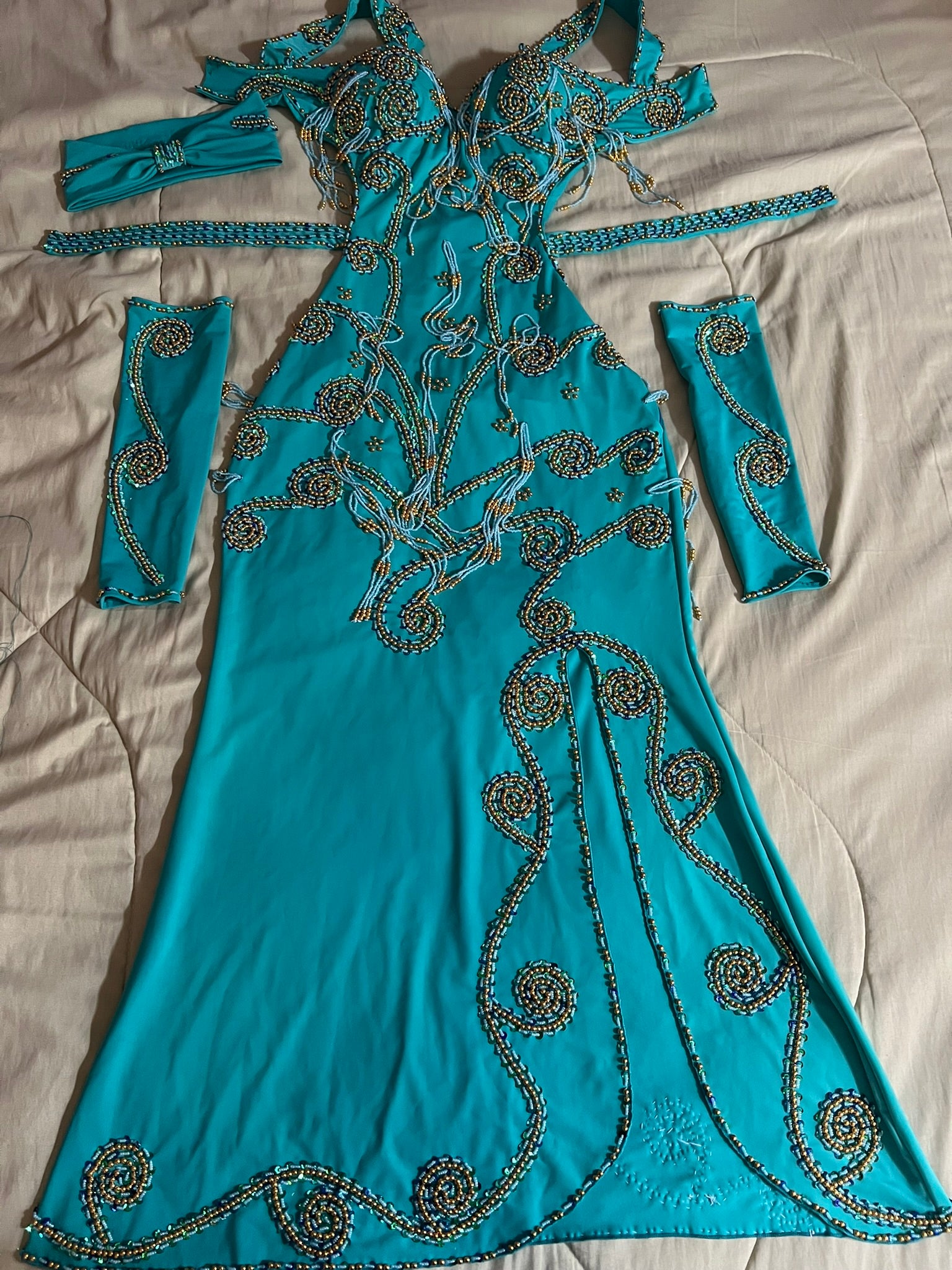 Professionelles maßgeschneidertes Bauchtanzkostüm BAUCHTANZkleid + 2 Ärmel, handgefertigtes besticktes orientalisches Outfit maßgeschneidert für jede Größe
