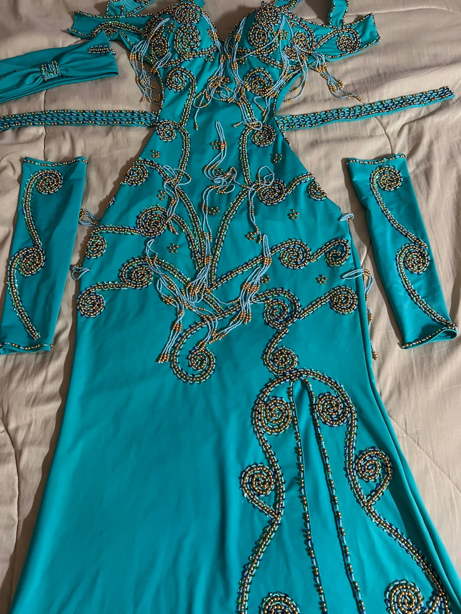 Professionelles maßgeschneidertes Bauchtanzkostüm BAUCHTANZkleid + 2 Ärmel, handgefertigtes besticktes orientalisches Outfit maßgeschneidert für jede Größe