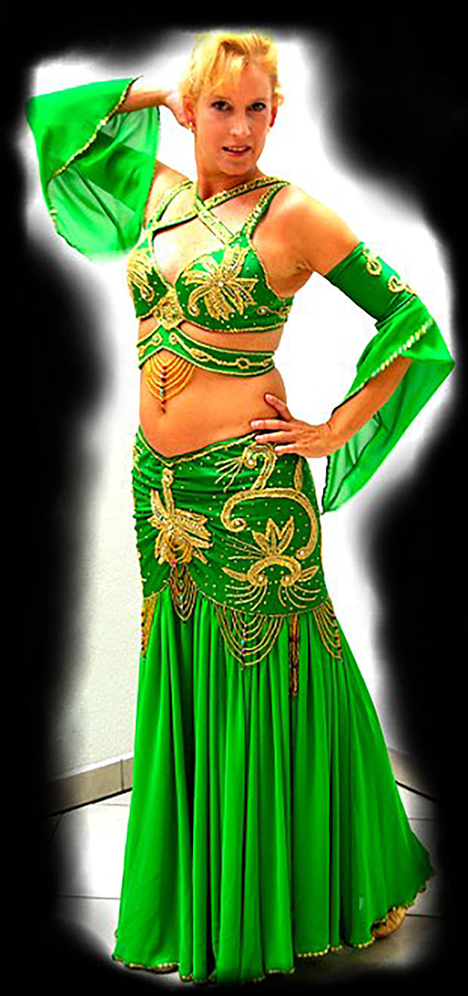 Ägyptisches professionelles Bauchtanzkostüm, maßgeschneidertes Bauchtanzkleid, orientalischer Zigeunertanz, handgemachtes, reich besticktes orientalisches Tanzoutfit