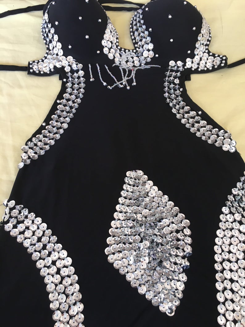 Sexy Bauchtanzkleid mit angenähtem BH, neues handgefertigtes Tanzkostüm mit Perlen 