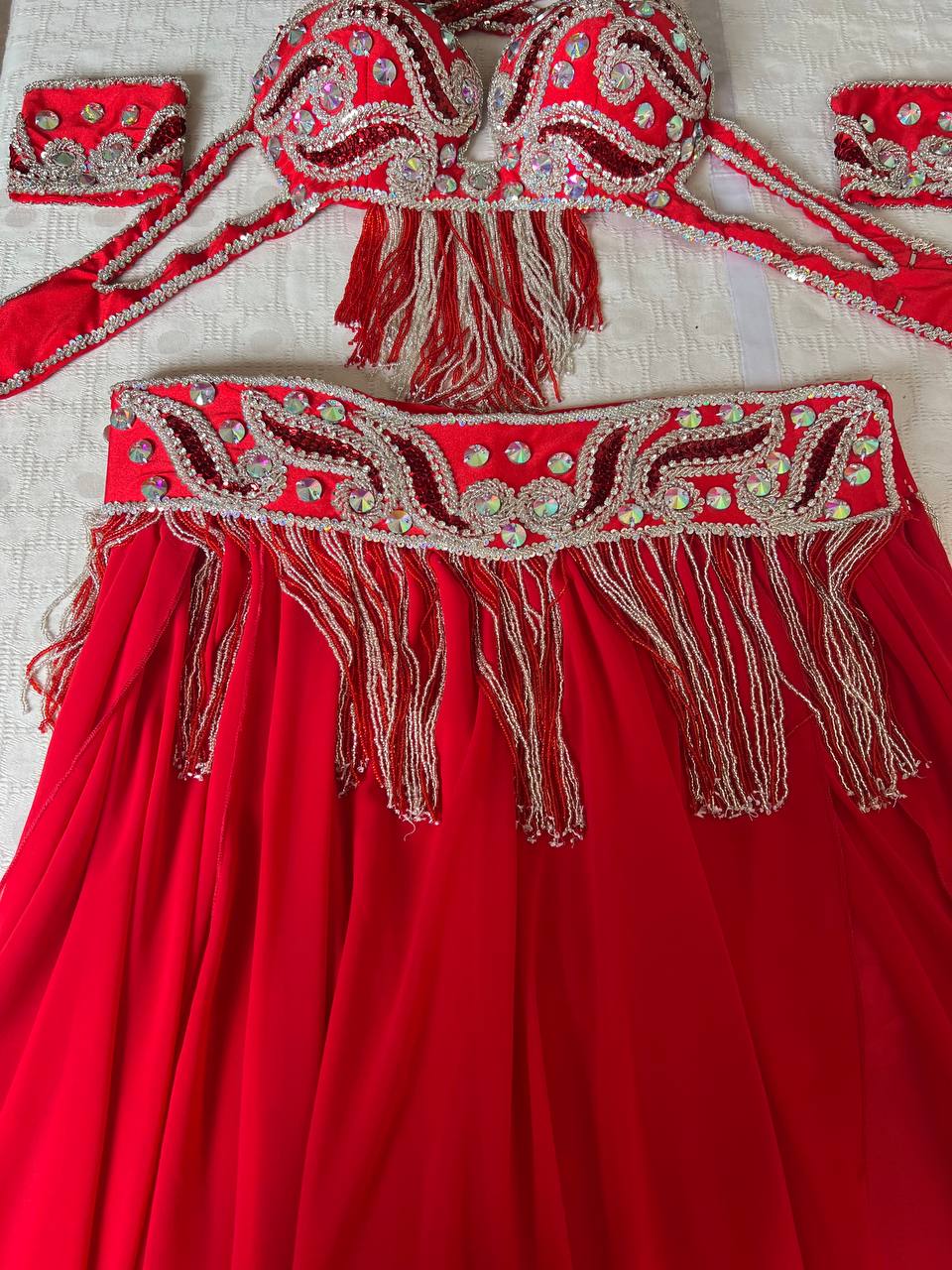 Ägyptisches professionelles Bauchtanzkostüm, handgefertigtes genähtes orientalisches Tanzset, maßgeschneidertes Bauchtanz-Outfit, reichhaltige Perlenarbeit.