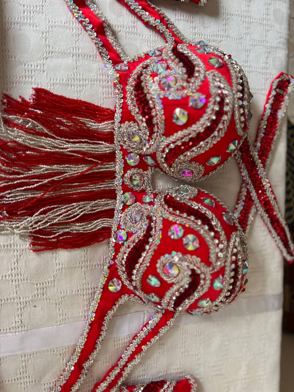 Ägyptisches professionelles Bauchtanzkostüm, handgefertigtes genähtes orientalisches Tanzset, maßgeschneidertes Bauchtanz-Outfit, reichhaltige Perlenarbeit.