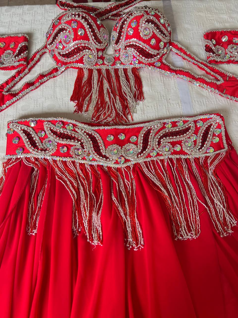 Ägyptisches professionelles Bauchtanzkostüm, handgefertigtes genähtes orientalisches Tanzset, maßgeschneidertes Bauchtanz-Outfit, reichhaltige Perlenarbeit.