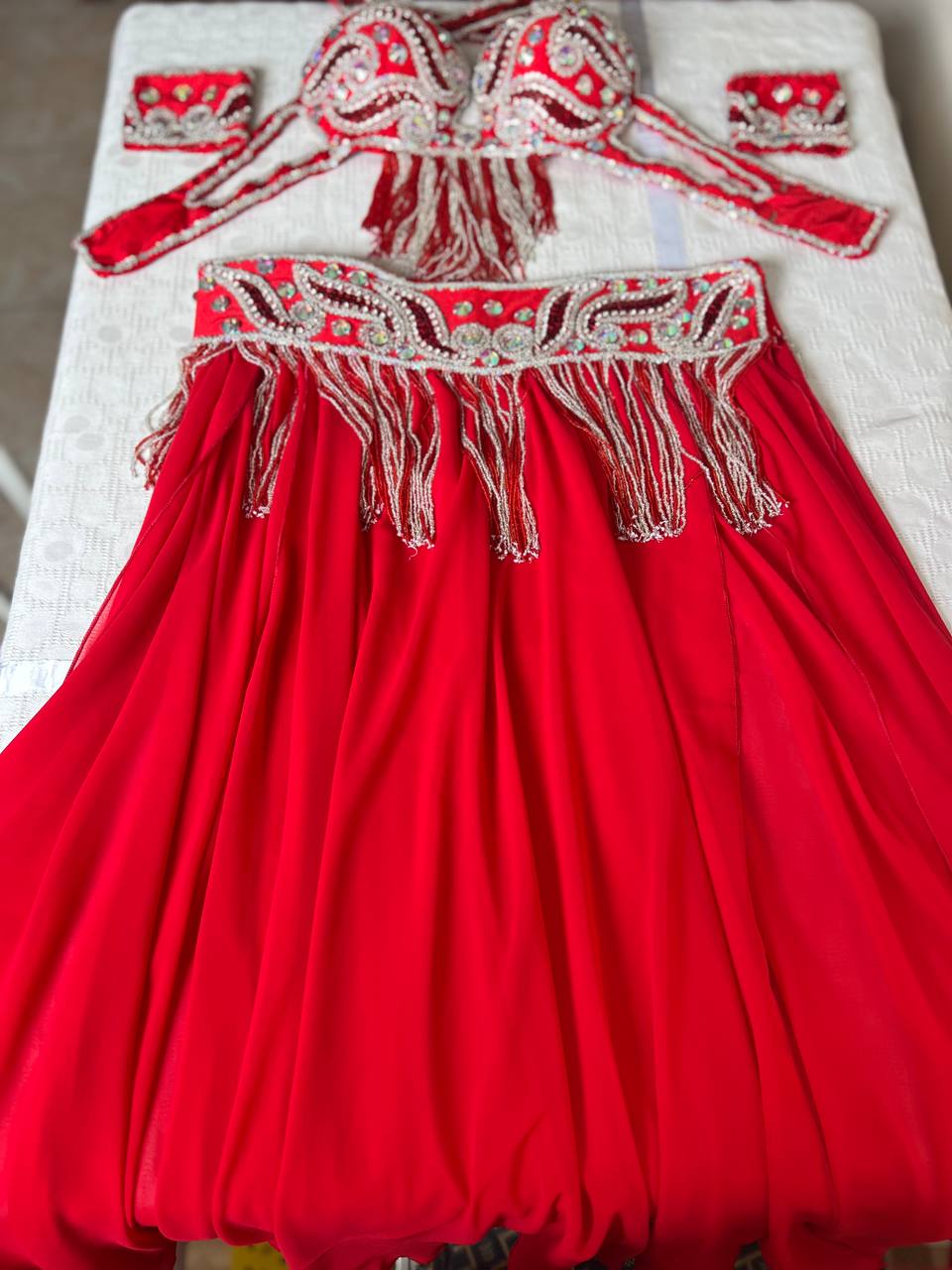 Ägyptisches professionelles Bauchtanzkostüm, handgefertigtes genähtes orientalisches Tanzset, maßgeschneidertes Bauchtanz-Outfit, reichhaltige Perlenarbeit.