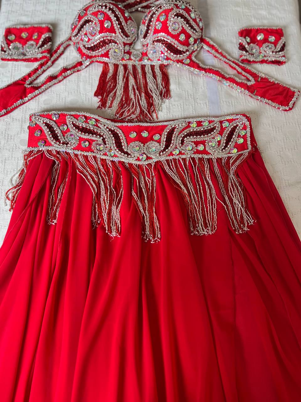 Ägyptisches professionelles Bauchtanzkostüm, handgefertigtes genähtes orientalisches Tanzset, maßgeschneidertes Bauchtanz-Outfit, reichhaltige Perlenarbeit.