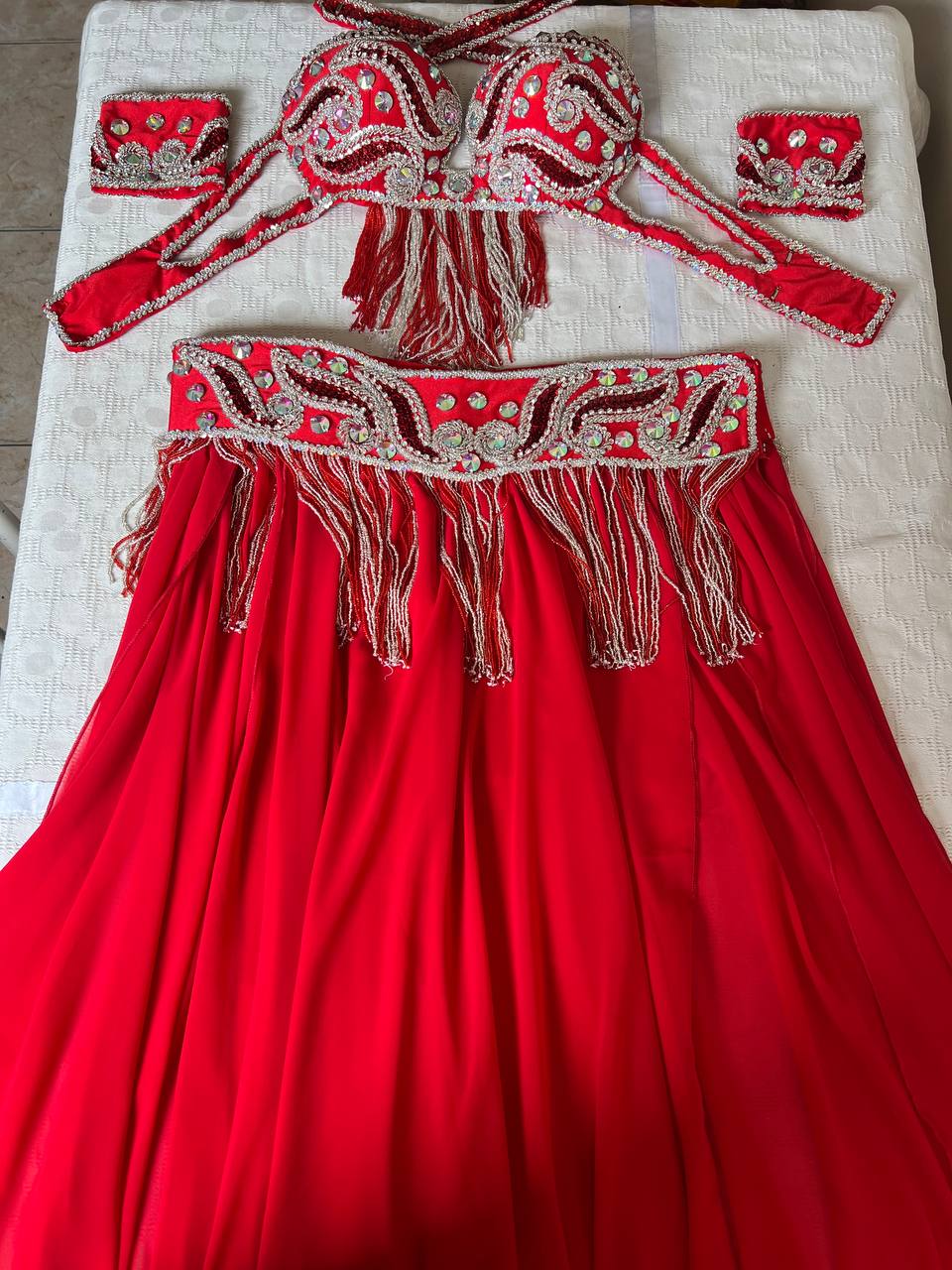 Ägyptisches professionelles Bauchtanzkostüm, handgefertigtes genähtes orientalisches Tanzset, maßgeschneidertes Bauchtanz-Outfit, reichhaltige Perlenarbeit.
